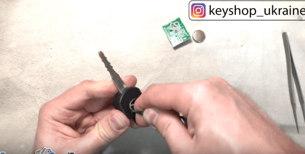 Замена батарейки ключа Mazda 3