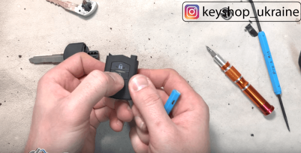 Замена батарейки смарт-ключа Mazda3