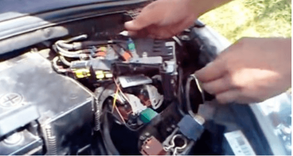 Снятие и замена аккумулятора Peugeot 308 - пошаговая инструкция.