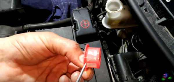 Замена тормозной жидкости в автомобиле Kia Rio - периодичность замены и особенности выбора