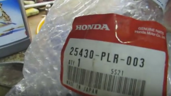 Как заменить масло в автоматической коробке передач автомобиля Honda CR-V