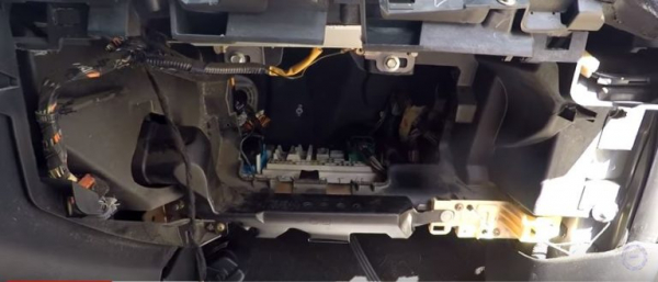 Как заменить салонный фильтр на Mazda3 своими руками