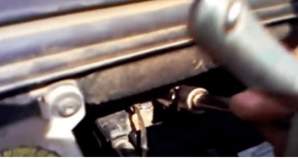 Снятие и замена аккумулятора Peugeot 308 - пошаговая инструкция.