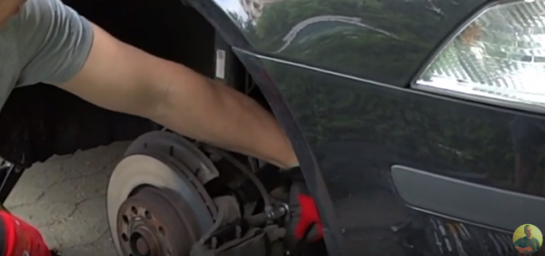 Замена передних и задних тормозных колодок на автомобиле Skoda Octavia своими руками