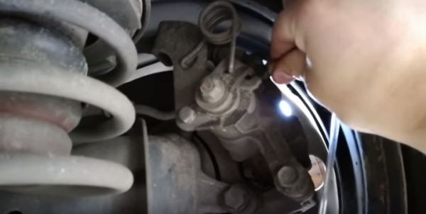 Как заменить и обслуживать передние тормозные колодки на автомобиле Kia Rio