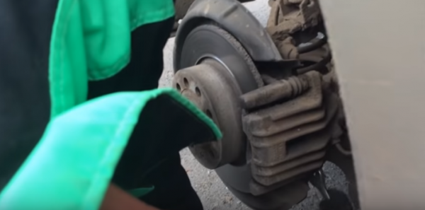 Замена передних и задних тормозных колодок на автомобиле Skoda Octavia своими руками