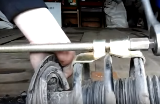 Демонтаж и замена передних стоек на Kia Rio - пошаговая инструкция