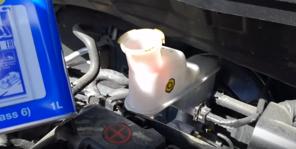 Замена тормозной жидкости в автомобиле Kia Rio - интервал замены и выбор альтернативы