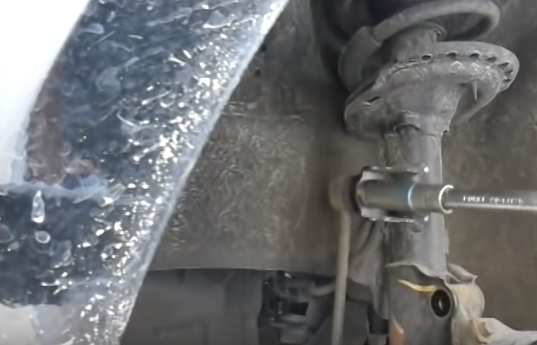 Демонтаж и замена передних стоек на Kia Rio - пошаговая инструкция
