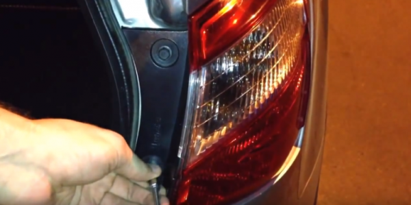 Как снять и заменить задний фонарь на Nissan Qashqai своими руками.