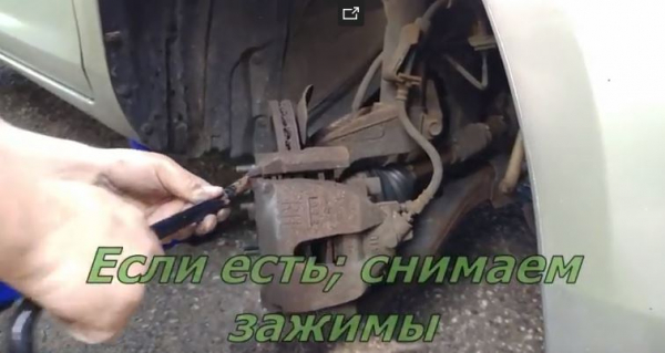 Как заменить передние тормозные колодки на Mazda3