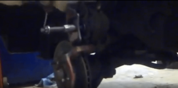 Как заменить передние тормозные колодки на автомобиле Honda CR-V.