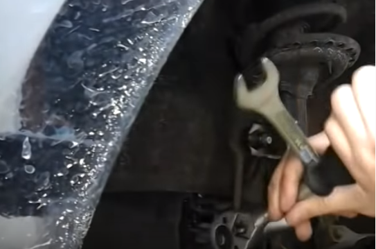 Демонтаж и замена передних стоек на автомобиле Kia Rio - пошаговая инструкция