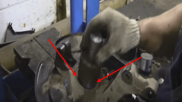 Как заменить подшипник передней ступицы Renault Logan двумя руками