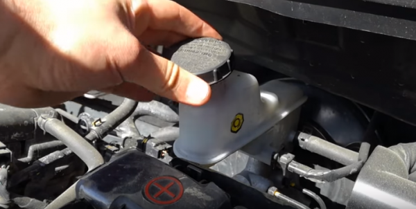 Замена тормозной жидкости в автомобиле Kia Rio - периодичность замены и особенности выбора