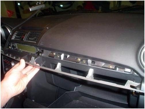Как заменить салонный фильтр в автомобиле Mazda3 своими руками