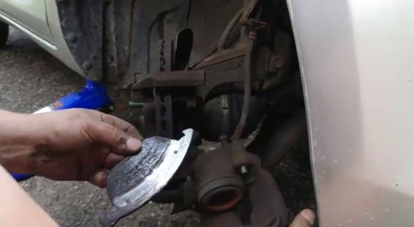 Как заменить передние тормозные колодки на автомобиле Mazda3
