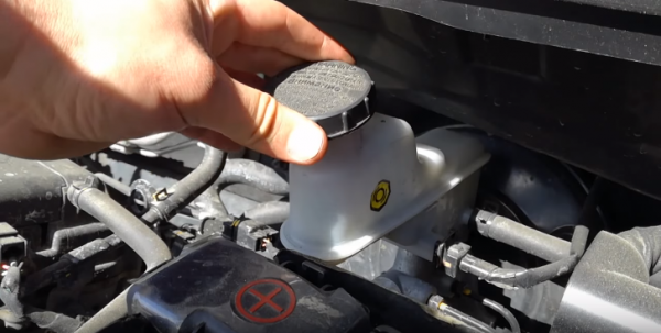 Замена тормозной жидкости и прокачка тормозов на автомобиле Kia Rio