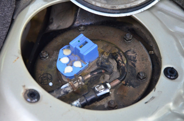 Как заменить топливный фильтр на автомобиле Honda CR-V