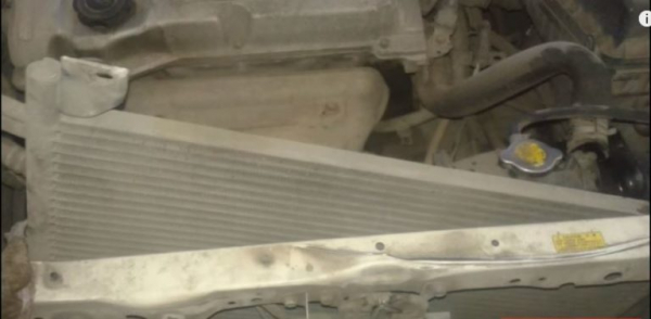 Быстрый демонтаж радиатора кондиционера на автомобиле Mazda Familia