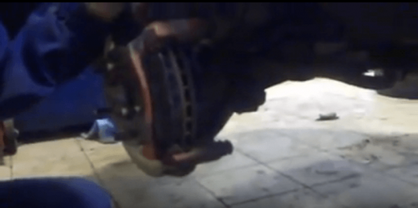 Как заменить передние тормозные колодки на автомобиле Honda CR-V
