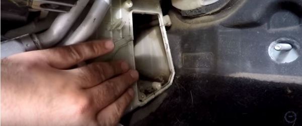 Как заменить салонный фильтр автомобиля Mazda3 своими руками