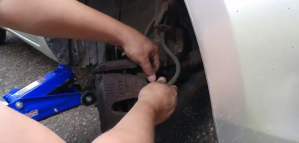 Как заменить передние тормозные колодки на автомобиле Mazda3.