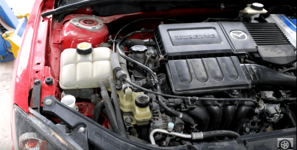 Как заменить ремень вспомогательного двигателя и генератора на автомобиле Mazda3.